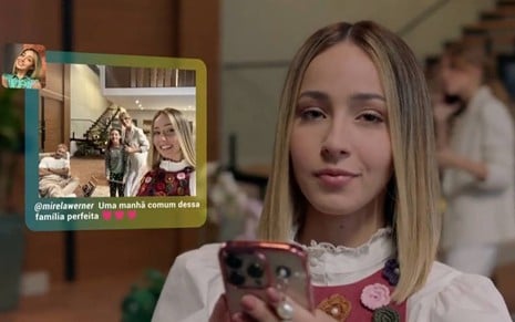 Atriz Mharessa Fernanda olha para câmera e segura celular em cena de Todas as Garotas em Mim