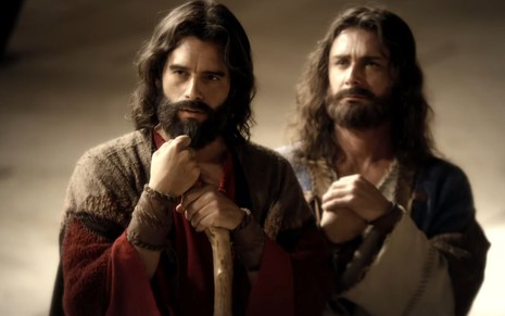 Moisés (Guilherme Winter) e Arão (Petrônio Gontijo) em cena de Os Dez Mandamentos, da Record