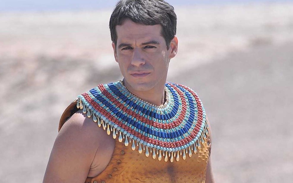 O ator Guilherme Winter no meio de um deserto e caracterizado como Moisés na fase egípcia de Os Dez Mandamentos