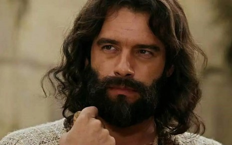 Guilherme Winter com barba alta interpretando Moisés