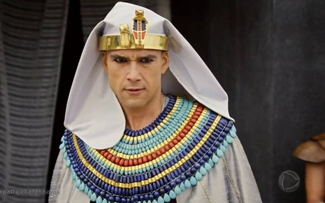 Sergio Marone tem expressão de terror em cena de Os Dez Mandamentos; ele veste túnica de faraó egípcio