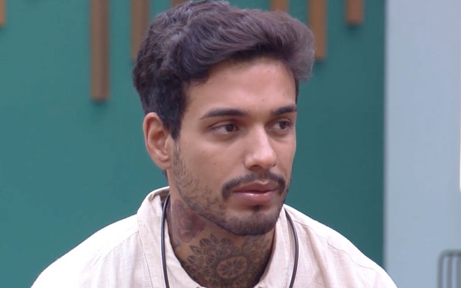 Matheus Sampaio com expressão séria no Power Couple