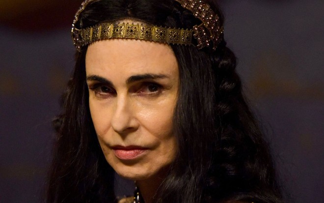 Silvia Pfeifer caracterizada como Anainér em Reis: atriz está com cabelos pretos longos e usa adorno na cabeça dourado