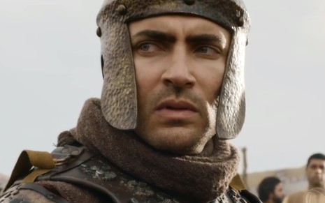Saul (Carlo Porto) com armadura de combate em cena de Reis