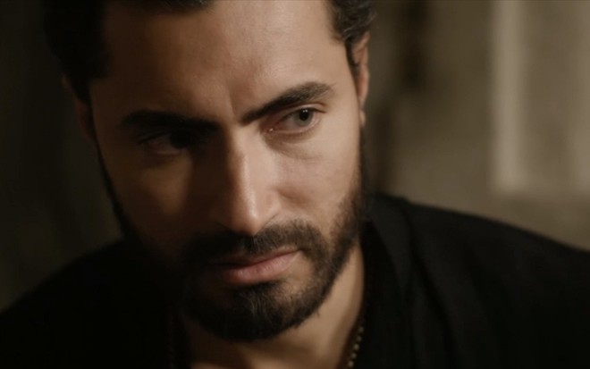 Saul (Carlo Porto) em cena de Reis