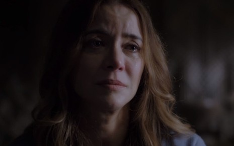 Haviva (Christine Fernandes) chora em cena de Reis, da Recor