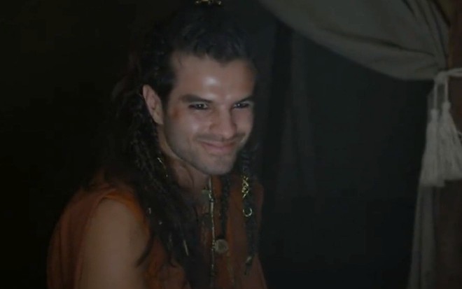 Daniel Blanco exibe sorriso irônico, cheio de ódio, em cena de Reis