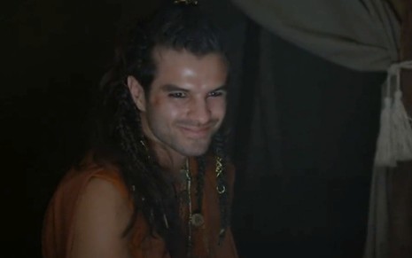 Daniel Blanco exibe sorriso irônico, cheio de ódio, em cena de Reis