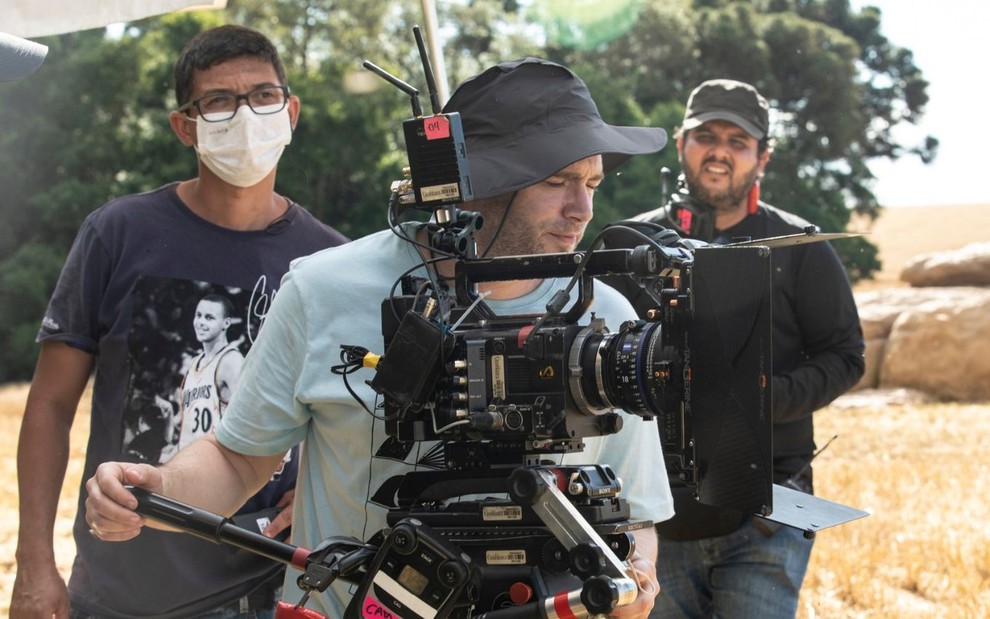 O diretor Juan Pablo Pires nas gravações de Reis no Paraná: ele está com chapéu preto e na condução de uma câmera