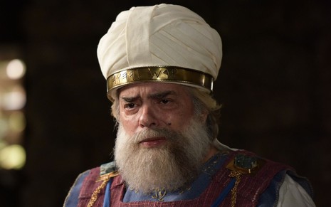 José Rubens Chachá em cena de Reis: ator está com barba grisalha e usa turbante branco na cabeça