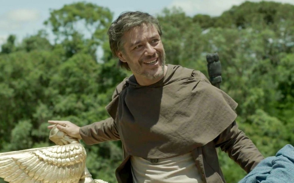 Igor Cotrim em cena de Reis: ator está caracterizado como Eliúde com bata verde escura
