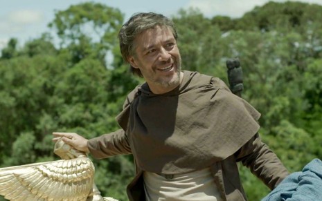 Igor Cotrim em cena de Reis: ator está caracterizado como Eliúde com bata verde escura