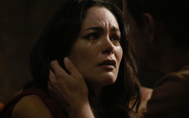 Hylka Maria grava cena chorando, como Kayla na novela Reis