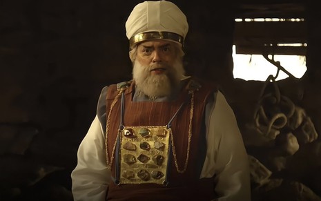O ator José Rubens Chachá com uma longa barba branca, vestes que remontam ao estado de Israel na Antiguidade, como o Eli em cena de Reis