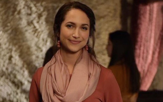 A atriz Maiara Walsh caracterizada como Abigail em cena de Reis