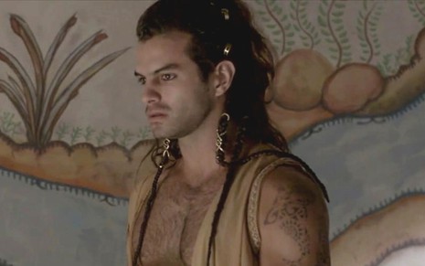 Daniel Blanco em cena de Reis: ator está caracterizado como Luciér e usa colete bege aberto no peitoral