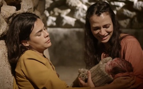 Arianne Botelho e Prisma da Matta em cena da novela Reis: hebreia vê o filho pouco antes de morrer