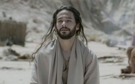 Rafael Gevú com expressão cansada, como Samuel na novela Reis