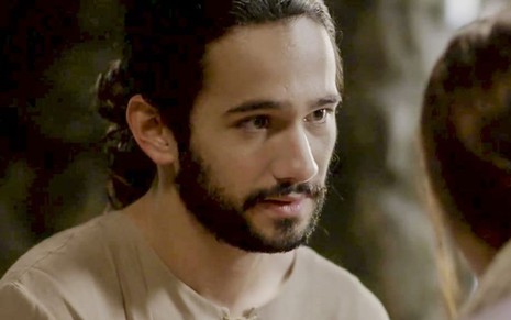 Rafael Gevú grava cena com expressão séria, como Samuel da novela Reis, da Record