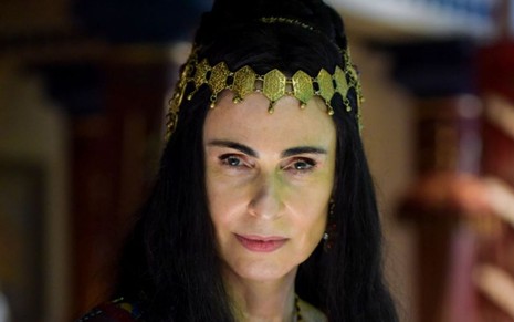 Silvia Pfeifer com expressão séria em foto de divulgação da novela Reis, como Anainér
