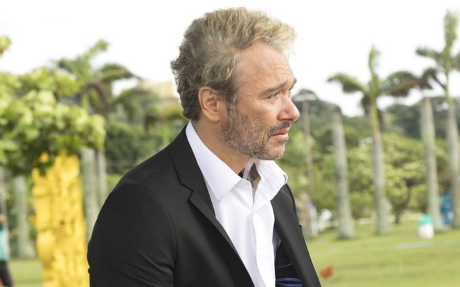 Angelo Paes Leme grava cena com expressão triste, como Júlio em Todas as Garotas em Mim