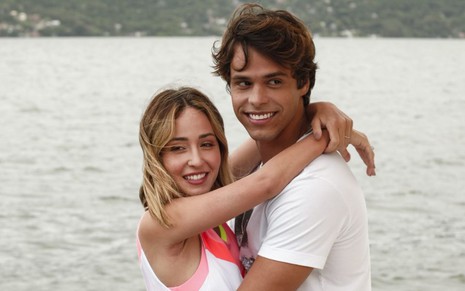 Mharessa Fernanda e Caio Vegatti gravam cena abraçados, como Mirela e Gustavo