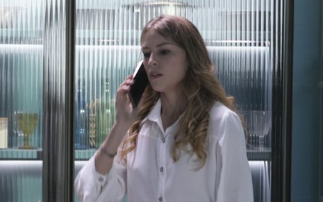 Rhaisa Batista grava cena falando ao celular, como Heloísa em Todas as Garotas em Mim