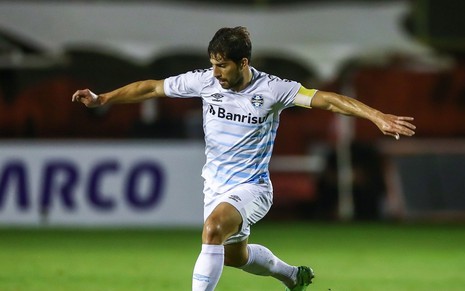 O meia Lucas Silva chutando a bola em jogo ao vivo do Grêmio no Barradão, em Salvador