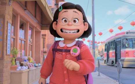 Um frame da animação Red, da Pixar, em que se vê Mei Ling, uma menina de origem oriental, cabelos curtos e roupa vermelha, andando por uma rua de Toronto