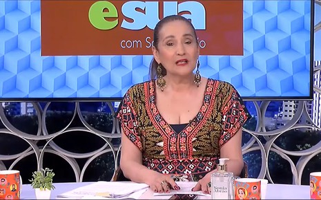 De preto, Sonia Abrão está no cenário do seu programa em 2008, falando ao vivo com um sequestrador pelo telefone