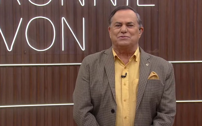 Ronnie Von tem expressão contrariada no cenário do Manhã do Ronnie