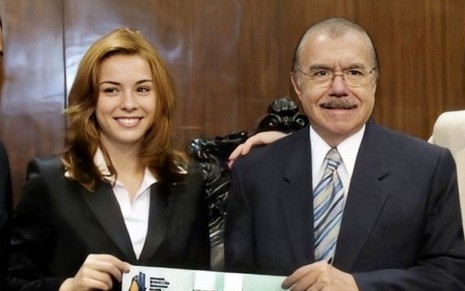 A atriz Regiane Alves ao lado do ex-presidente José Sarney