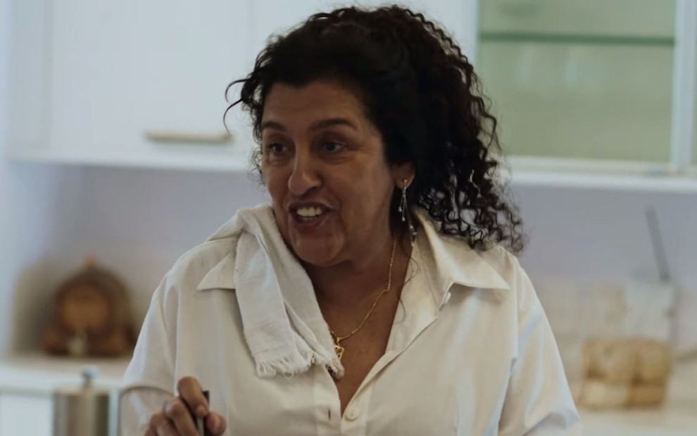 A atriz Regina Casé sorri em cena do filme Três Verões (2020)