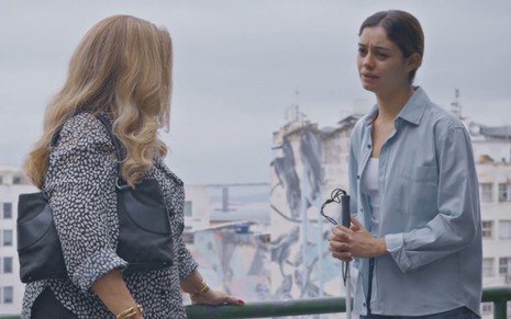Zoé (Regina Casé) e Maíra (Sophie Charlotte) conversam em cena da novela Todas as Flores