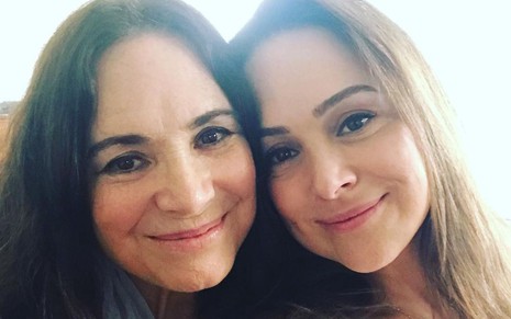 Regina e Gabriela Duarte sorriem em selfie