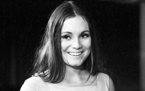 Regina Duarte sorri em foto preto e branco na novela Minha Doce Namorada (1971)
