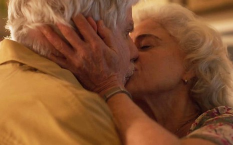 Reginaldo Faria e Marieta Severo se beijam em Um Lugar ao Sol