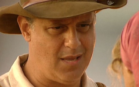O ator Antônio Fagundes como Bruno Mezenga em O Rei do Gado; ele está de chapéu, olhando para frente com cara de quem presta atenção