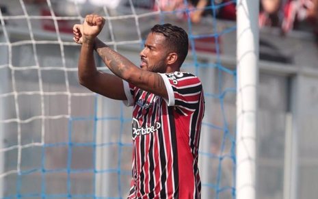 Reinaldo, do São Paulo, comemora gol com as mãos cruzadas com uniforme preto, brando e vermelho