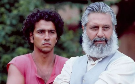 De camiseta rosa, Marcos Palmeira está um pouco atrás de Antonio Fagundes em cena de Renascer