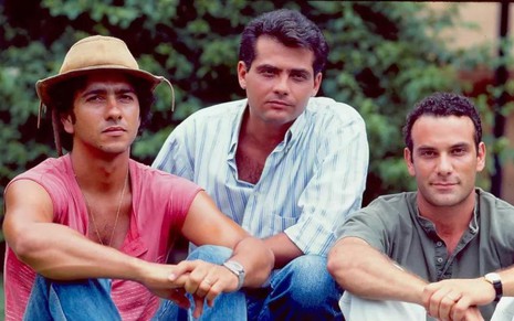 Marcos Palmeira, Tarcísio Filho e Marco Ricca estão sentados em foto de Renascer, novela da Globo