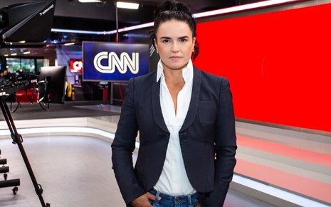 Renata Affonso posa nos estúdios da CNN Brasil em São Paulo