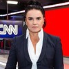 Renata Affonso posa nos estúdios da CNN Brasil em São Paulo