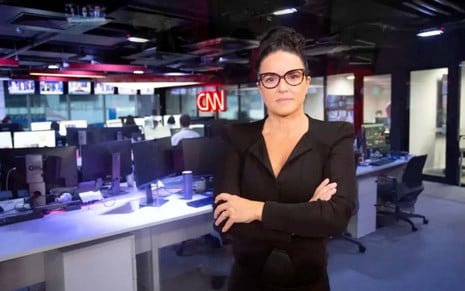 Renata Afonso posa nos estúdios da CNN Brasil em São Paulo