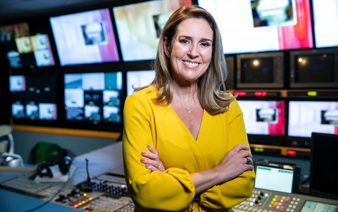 Renata Capucci em sala de gravações da TV Globo