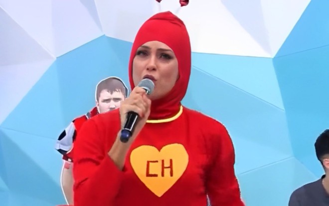 Renata Fan fantasiada de Chapolin Colorado durante o Jogo Aberto, na Band