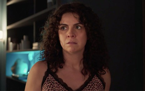 A atriz Renata Gaspar olha assustada como a personagem  Stephany de Um Lugar ao Sol; novela das nove da Globo