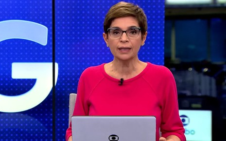 Renata Lo Prete com uma camisa rosa na apresentação do Jornal da Globo