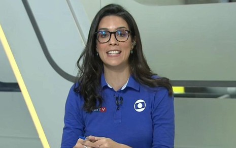 Imagem de Renata Silveira durante transmissão de jogo no SporTV