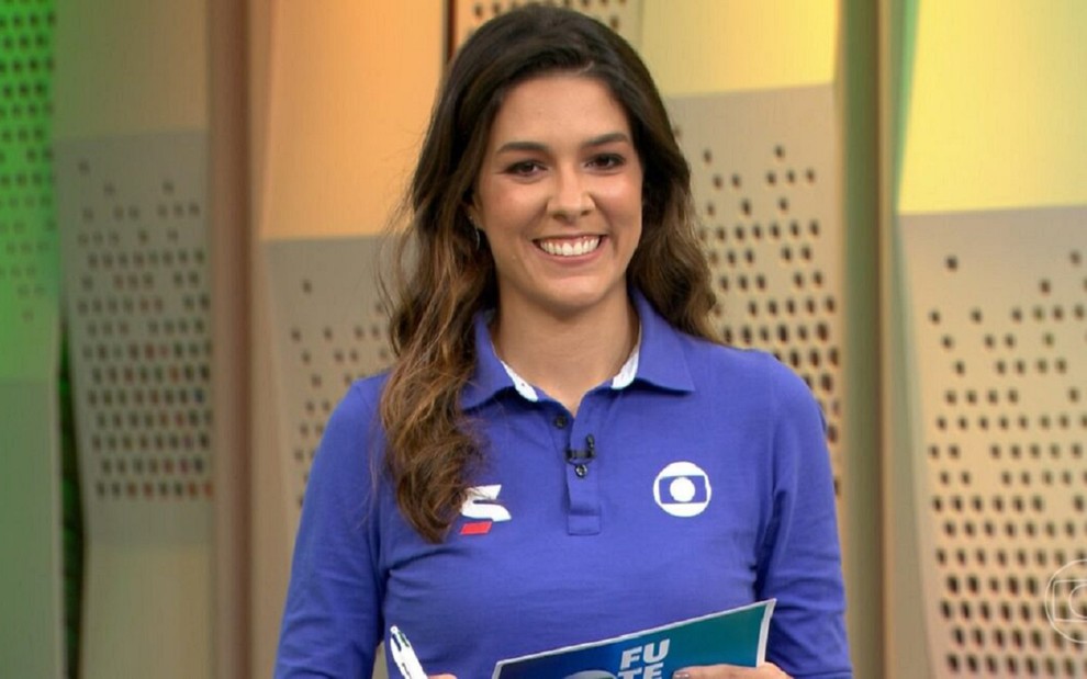 Renata Silveira sorrindo em uma transmissão da Globo